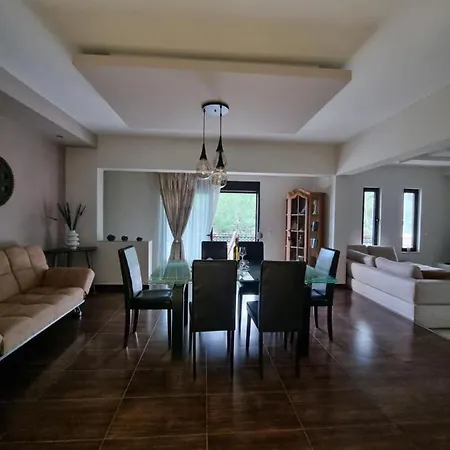 Precious Emma's House شقة